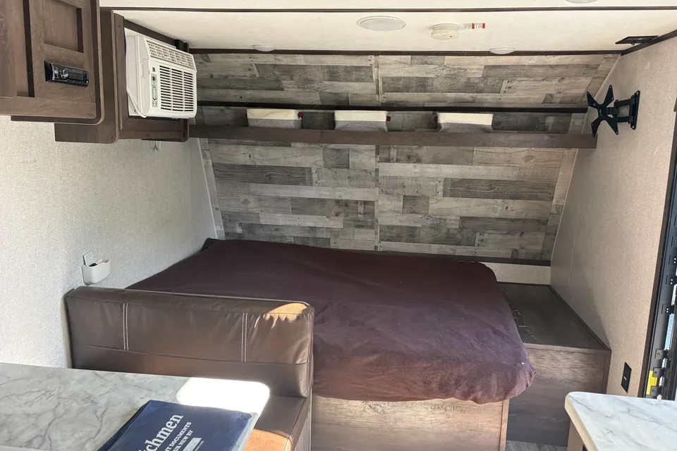 Victor's Coleman 17b family Travel Trailer