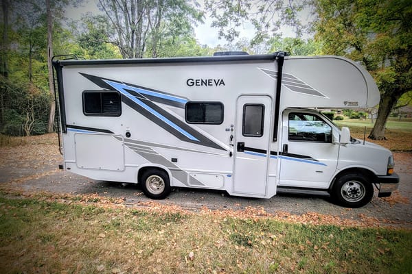 Adventure Awaits in new RV – Easy to Drive, Sleeps 5!