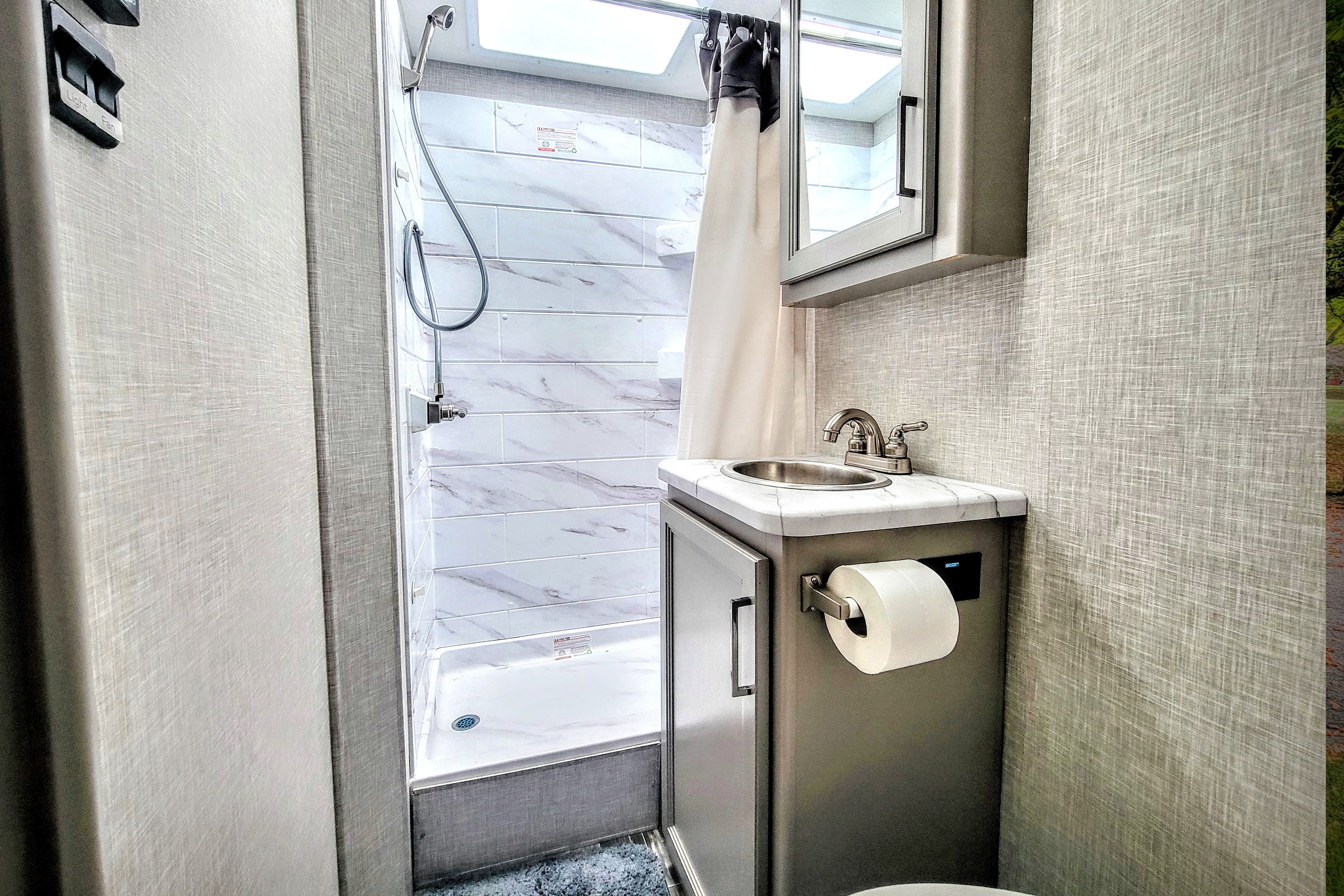Adventure Awaits in new RV – Easy to Drive, Sleeps 5!
