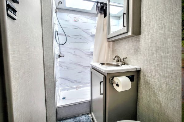 Adventure Awaits in new RV – Easy to Drive, Sleeps 5!