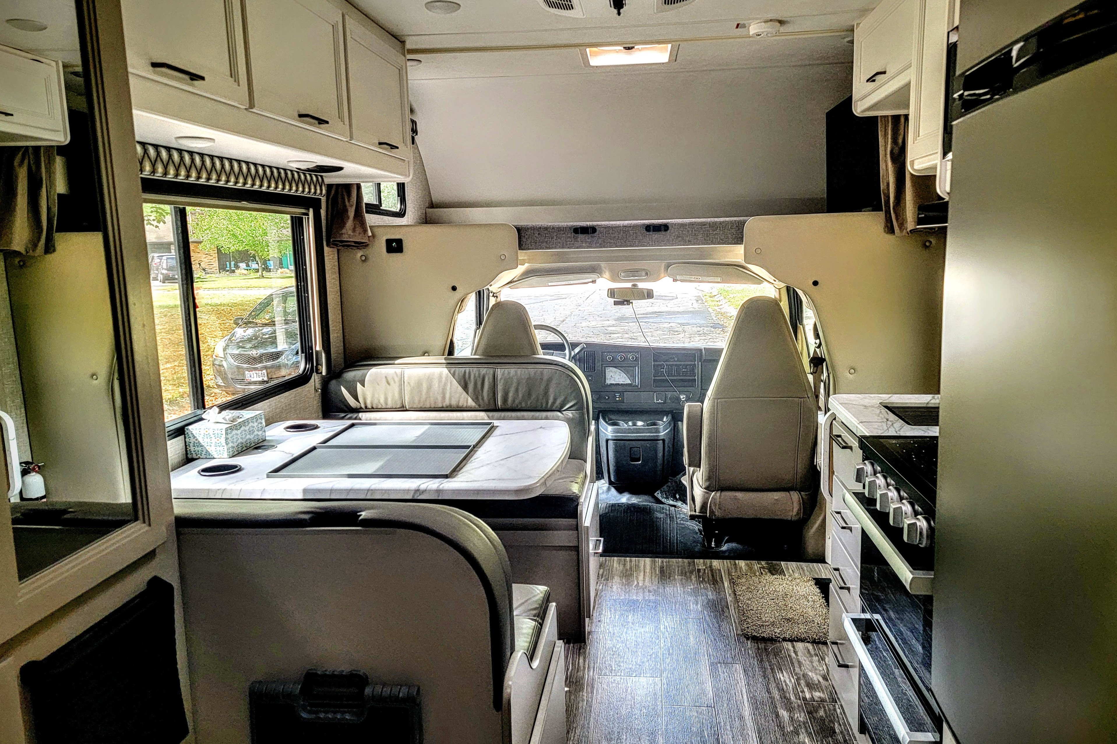 Adventure Awaits in new RV – Easy to Drive, Sleeps 5!