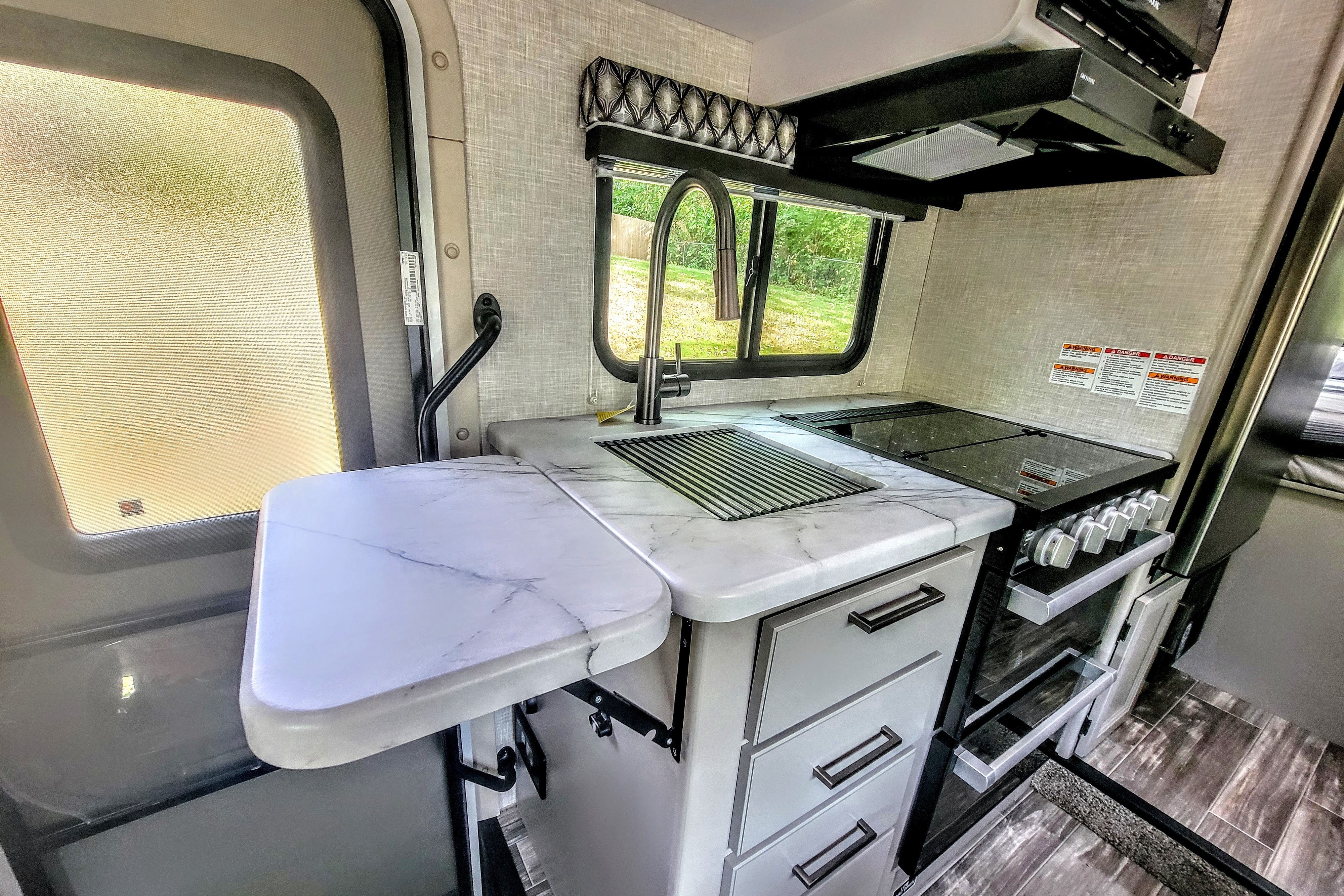 Adventure Awaits in new RV – Easy to Drive, Sleeps 5!