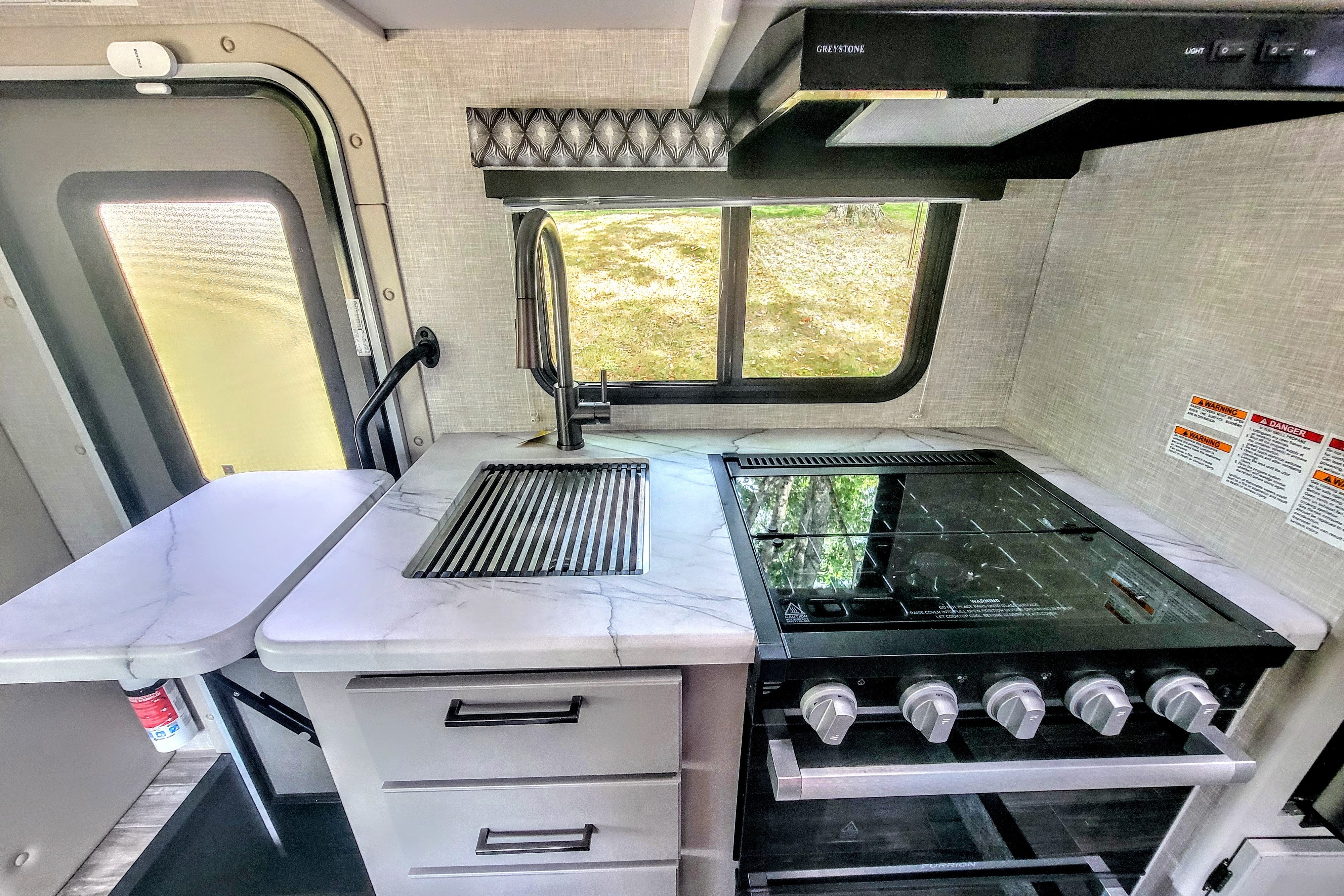 Adventure Awaits in new RV – Easy to Drive, Sleeps 5!
