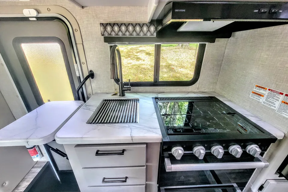 Adventure Awaits in new RV – Easy to Drive, Sleeps 5!