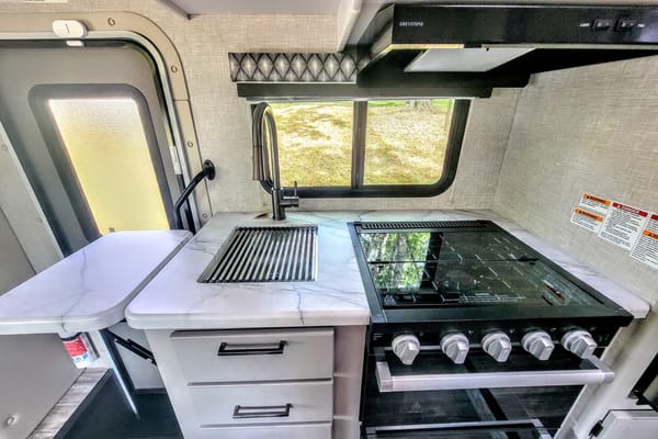 Adventure Awaits in new RV – Easy to Drive, Sleeps 5!