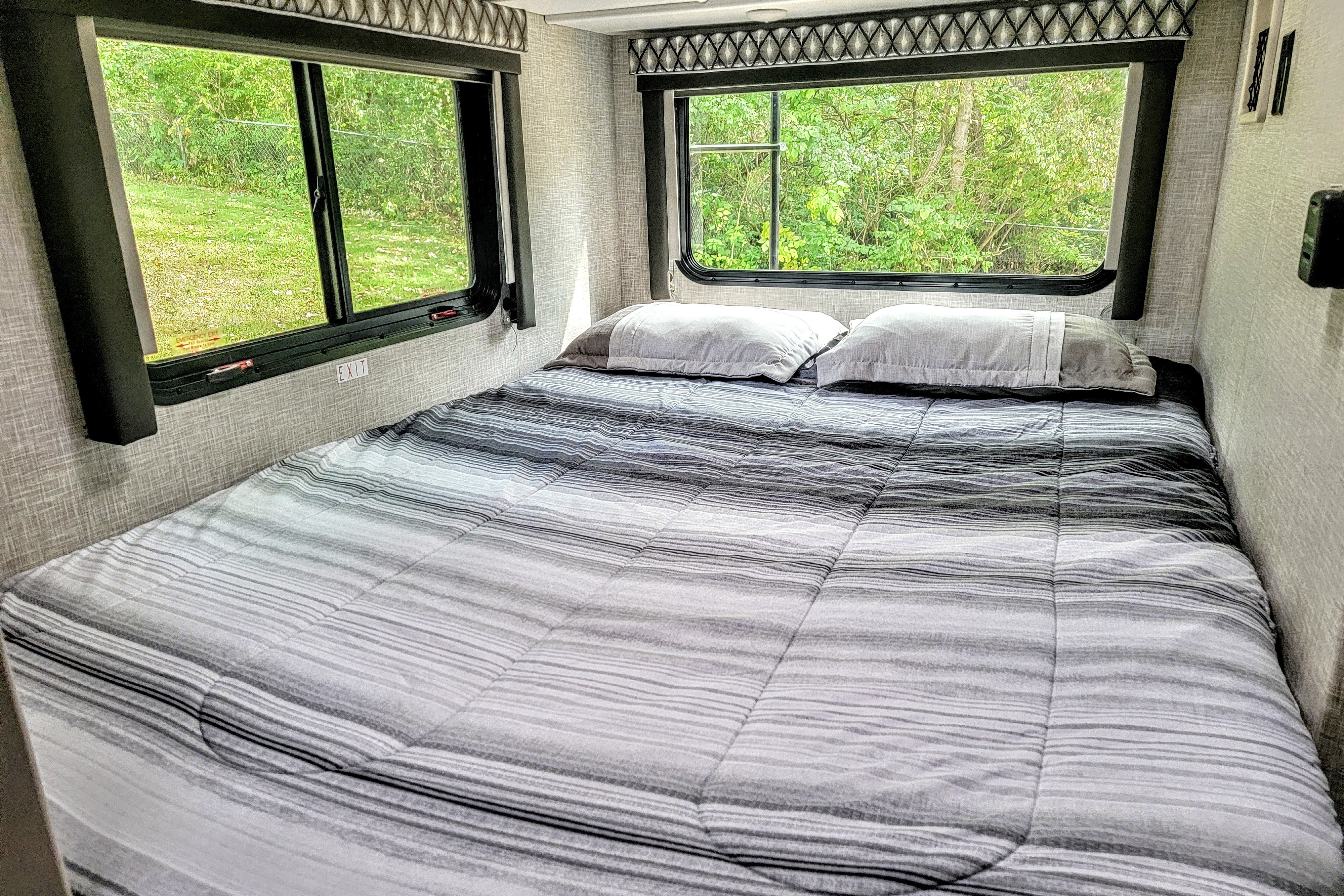 Adventure Awaits in new RV – Easy to Drive, Sleeps 5!