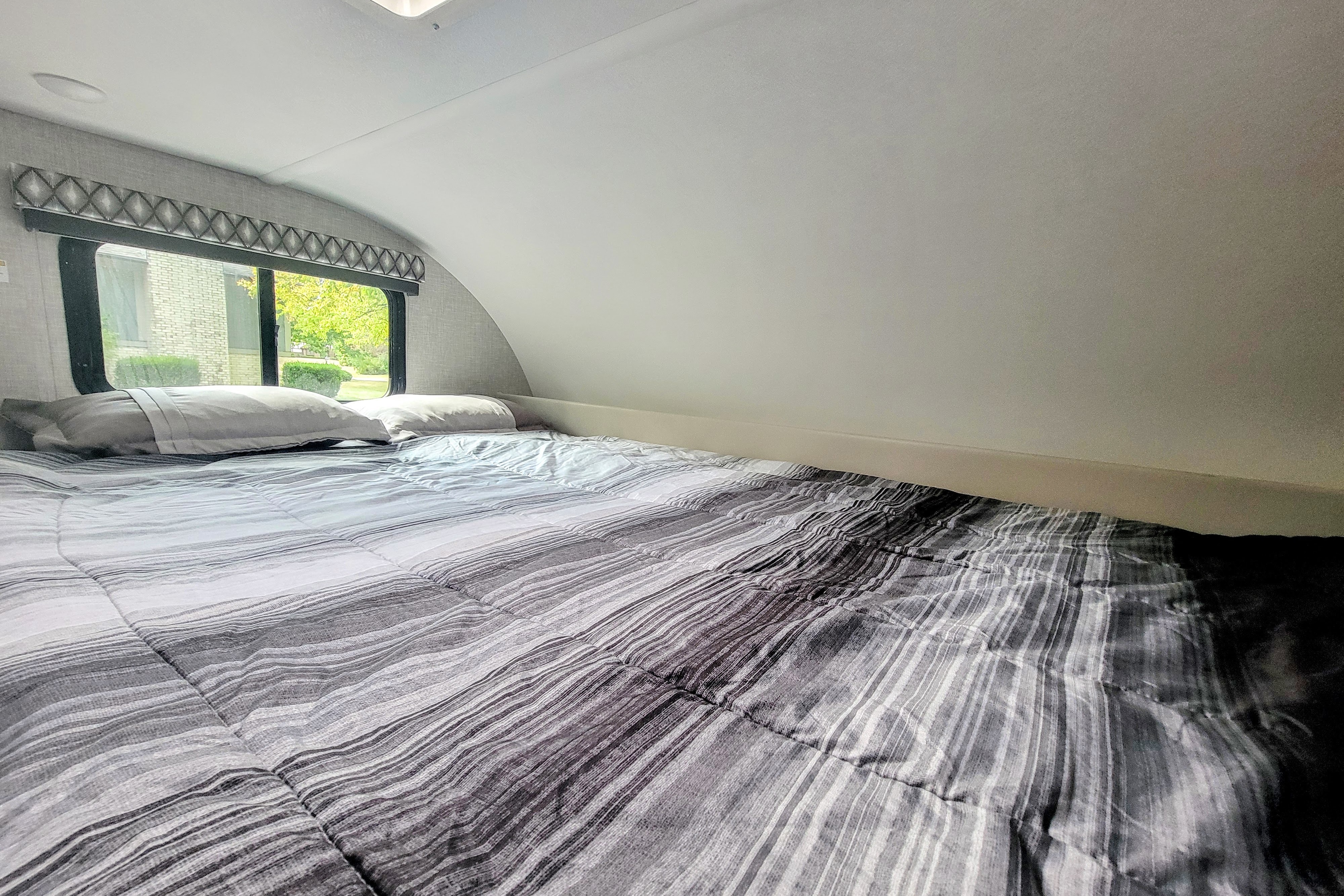 Adventure Awaits in new RV – Easy to Drive, Sleeps 5!