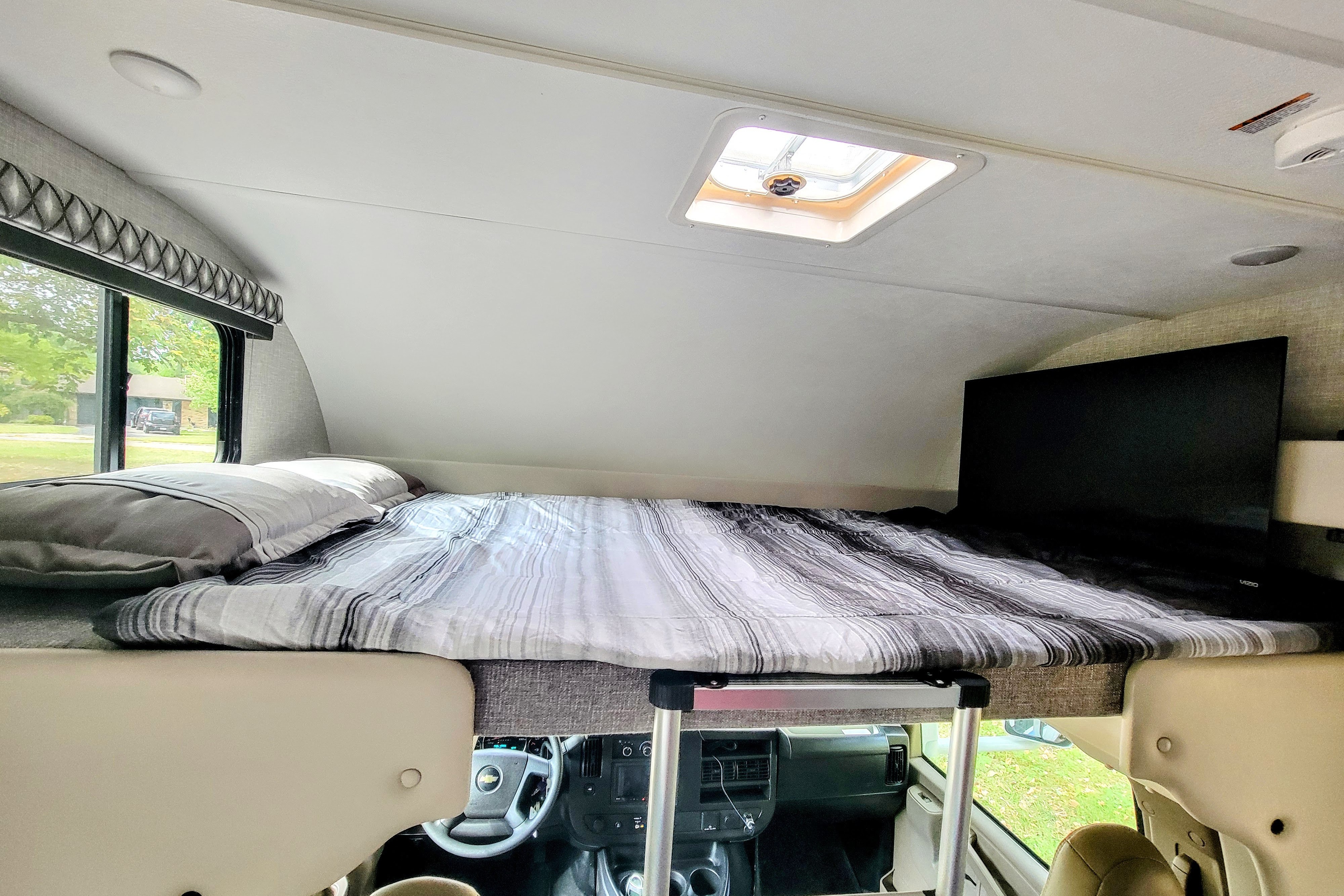 Adventure Awaits in new RV – Easy to Drive, Sleeps 5!