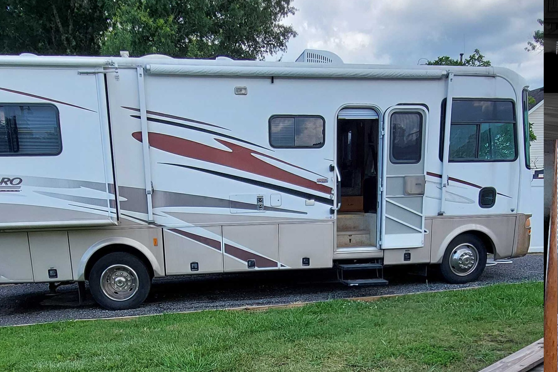 Krystal 's Tiffin Motorhomes Allegra 28DA "Coach" Class A