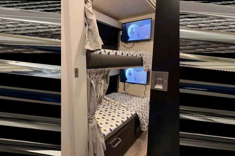 Entegra Coach Odyssey 31F