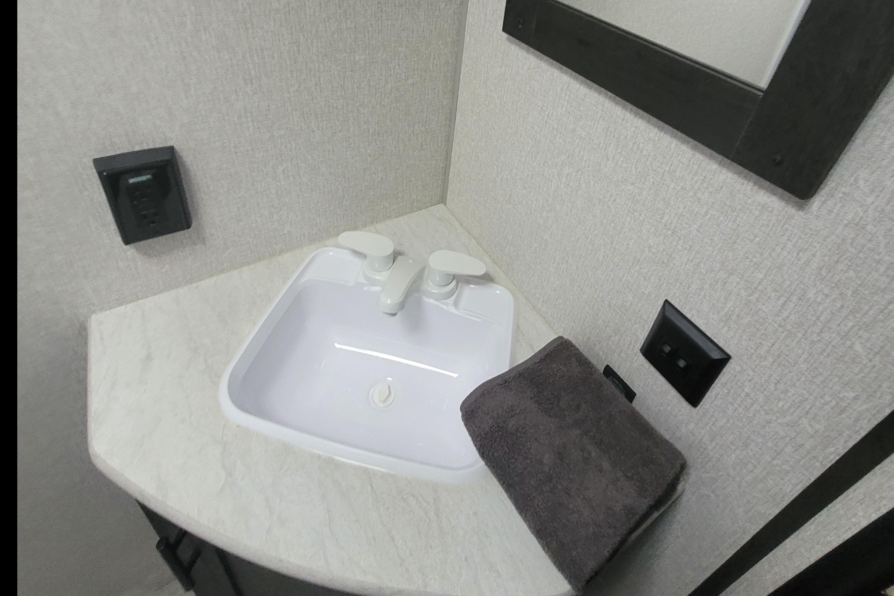 Amy's Sportsman  271BHKSE Travel Trailer