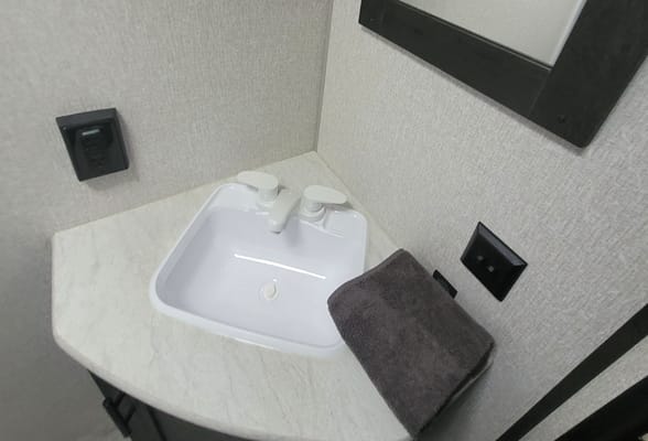 Amy's Sportsman 271BHKSE Travel Trailer