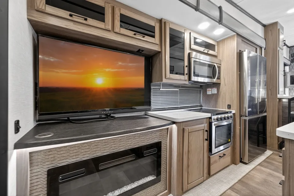 Deanna's Crossroads Cameo Series Fifth Wheel