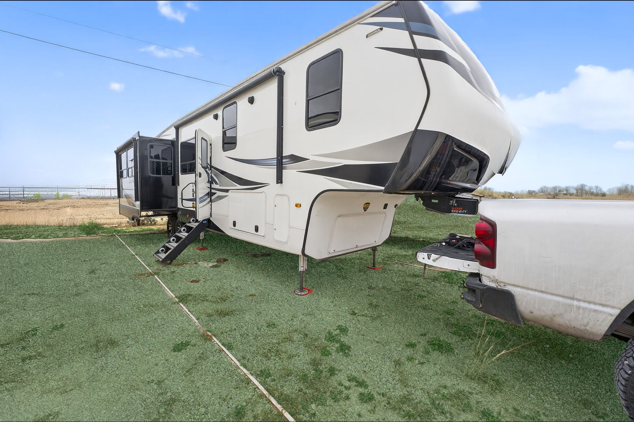 Deanna's Crossroads Cameo Series Fifth Wheel