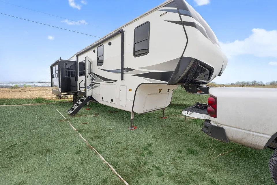 Deanna's Crossroads Cameo Series Fifth Wheel
