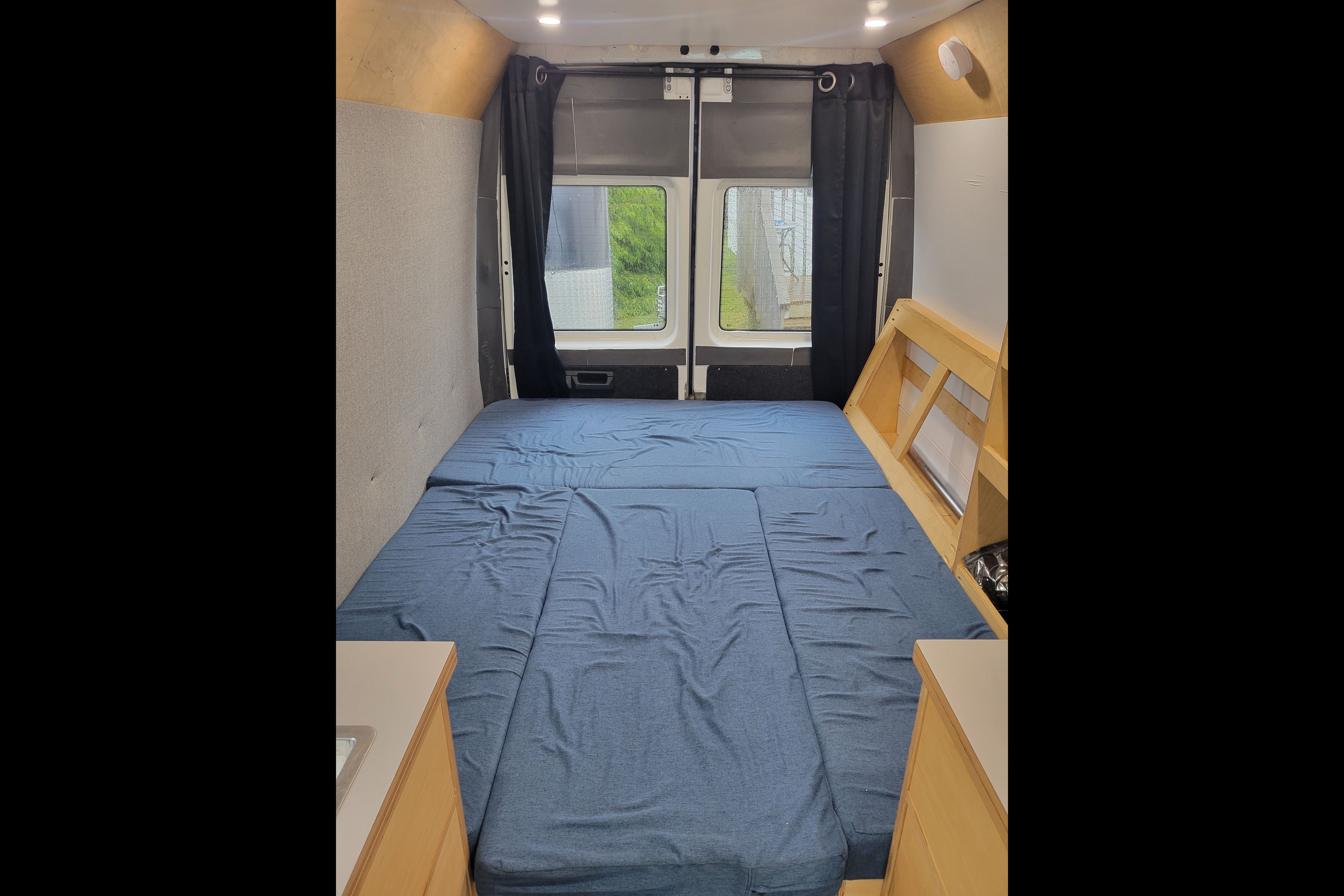 Ruffus – Cozy Adventure Van for Two, Off-Grid Ready! 🚐✨