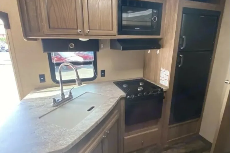 DG's 2018 Shasta Revere with Bunkhouse