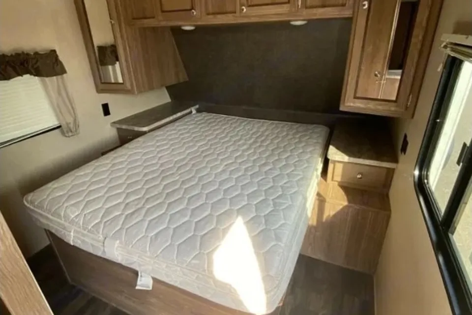 DG's 2018 Shasta Revere with Bunkhouse