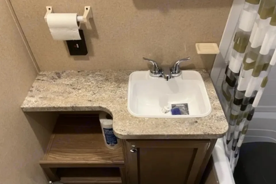 DG's 2018 Shasta Revere with Bunkhouse