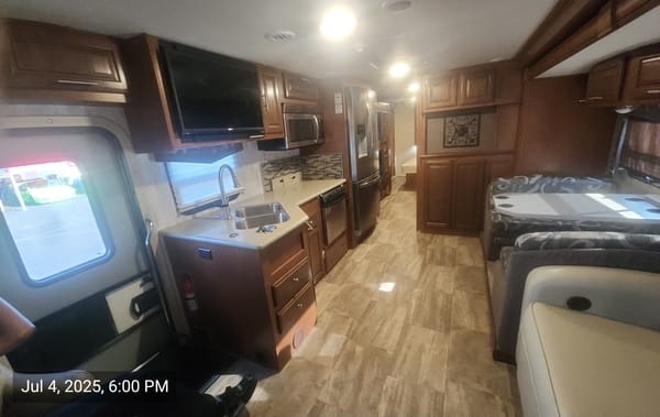 Luxury Georgetown 351DS Class A RV Rental!