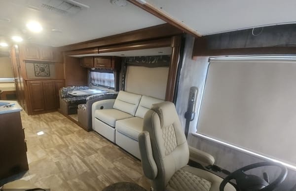 Luxury Georgetown 351DS Class A RV Rental!