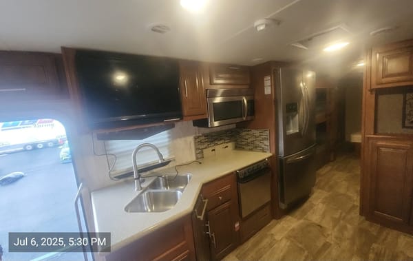 Luxury Georgetown 351DS Class A RV Rental!