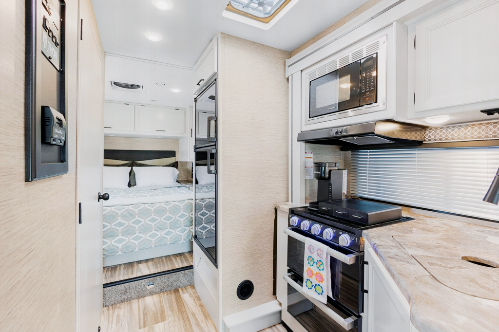 Brand New! Beautiful 2023 Thor Class C 