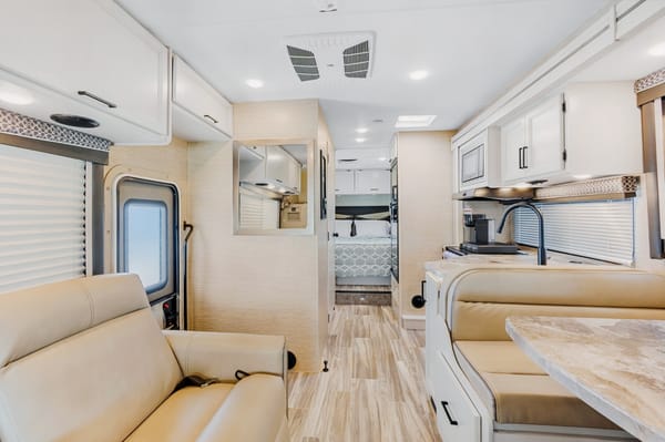 Brand New! Beautiful 2023 Thor Class C