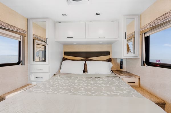 Brand New! Beautiful 2023 Thor Class C