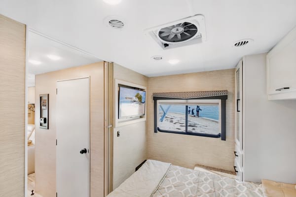 Brand New! Beautiful 2023 Thor Class C
