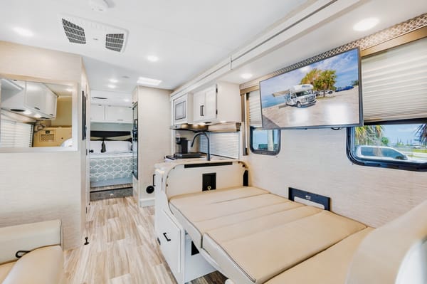 Brand New! Beautiful 2023 Thor Class C