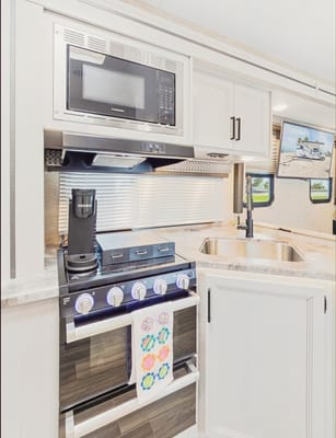 Brand New! Beautiful 2023 Thor Class C