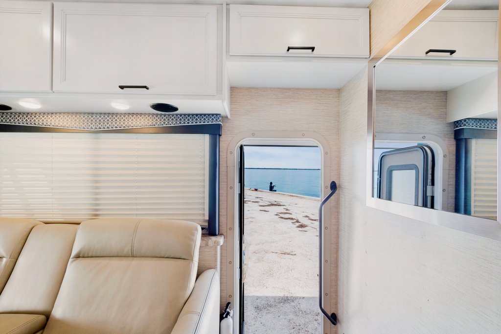 Brand New! Beautiful 2023 Thor Class C 