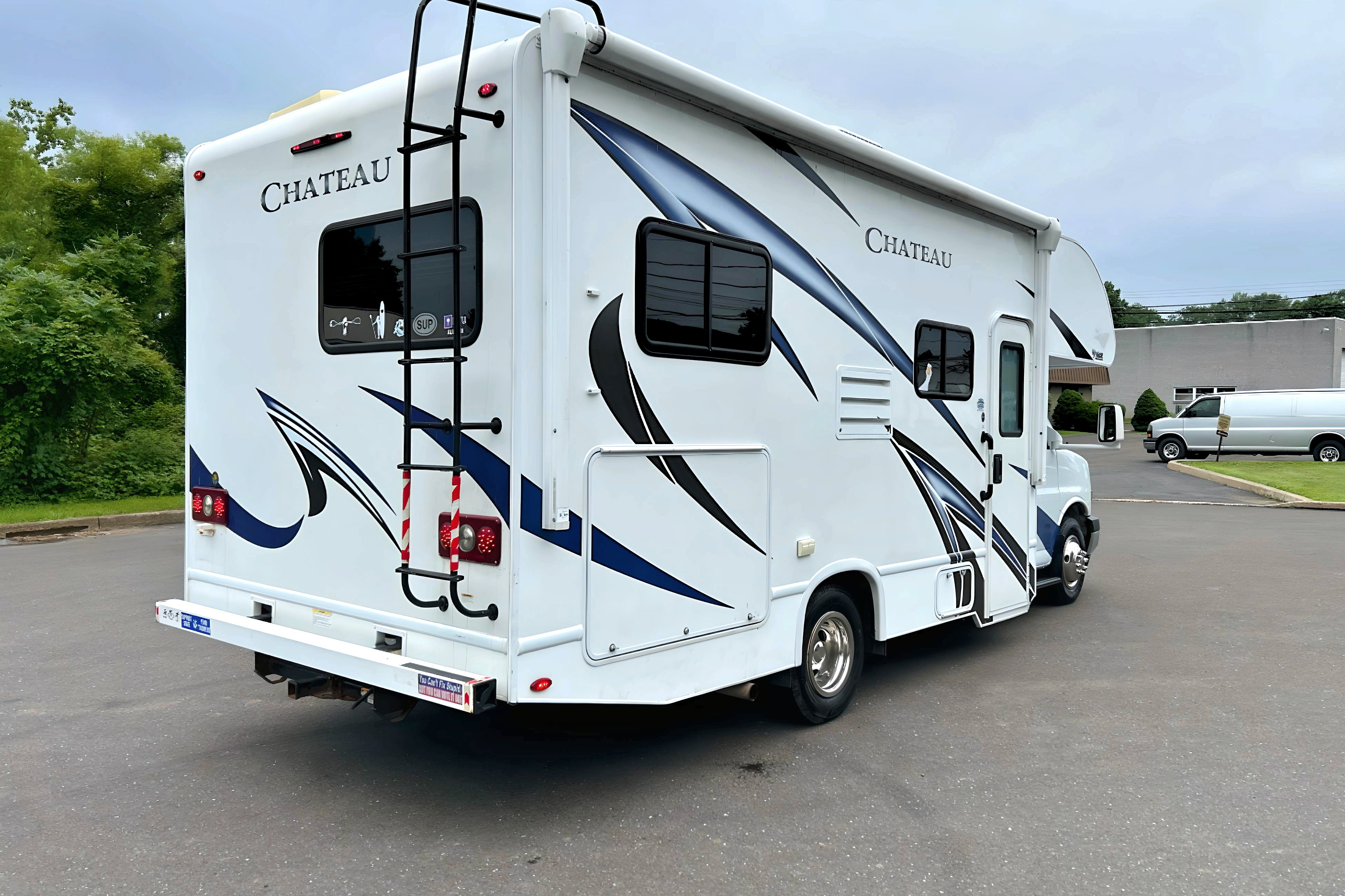 Thor Chateau – Comfortable, Compact, Perfect for Road Trips
