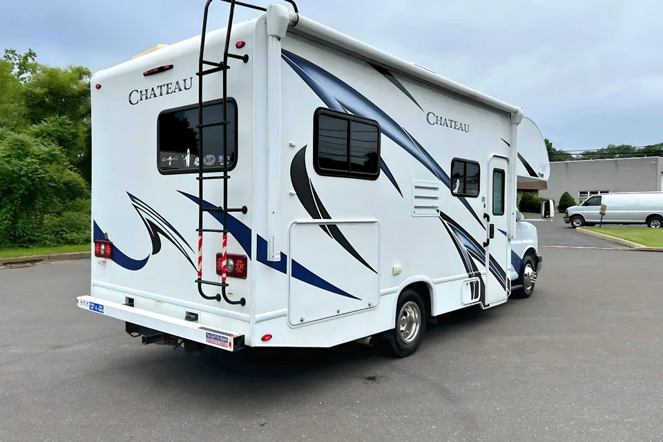 Thor Chateau – Comfortable, Compact, Perfect for Road Trips