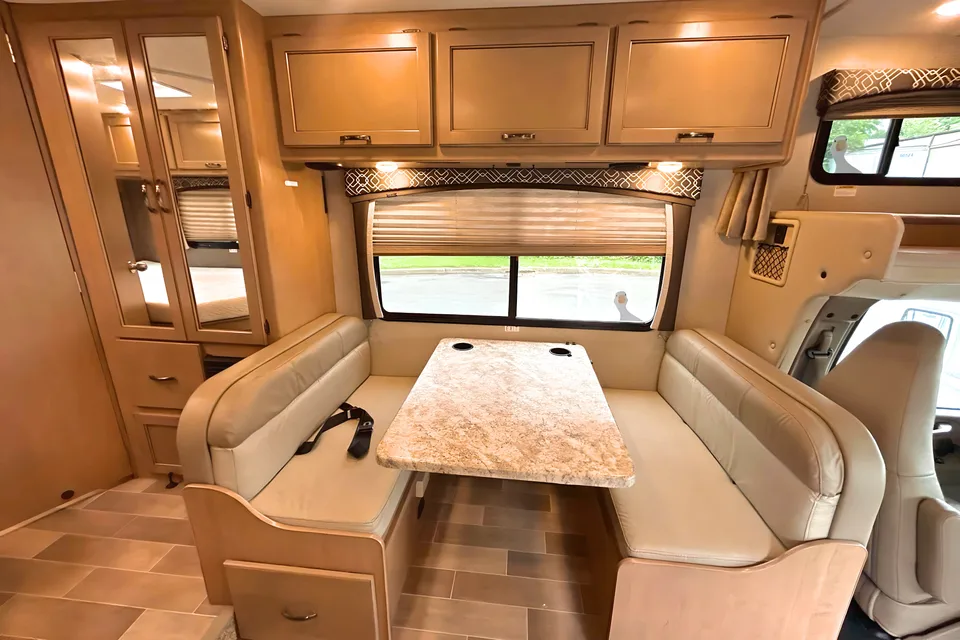 Thor Chateau – Comfortable, Compact, Perfect for Road Trips