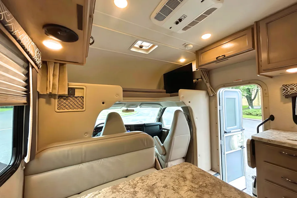 Thor Chateau – Comfortable, Compact, Perfect for Road Trips