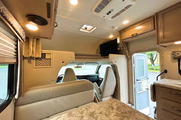 Thor Chateau – Comfortable, Compact, Perfect for Road Trips