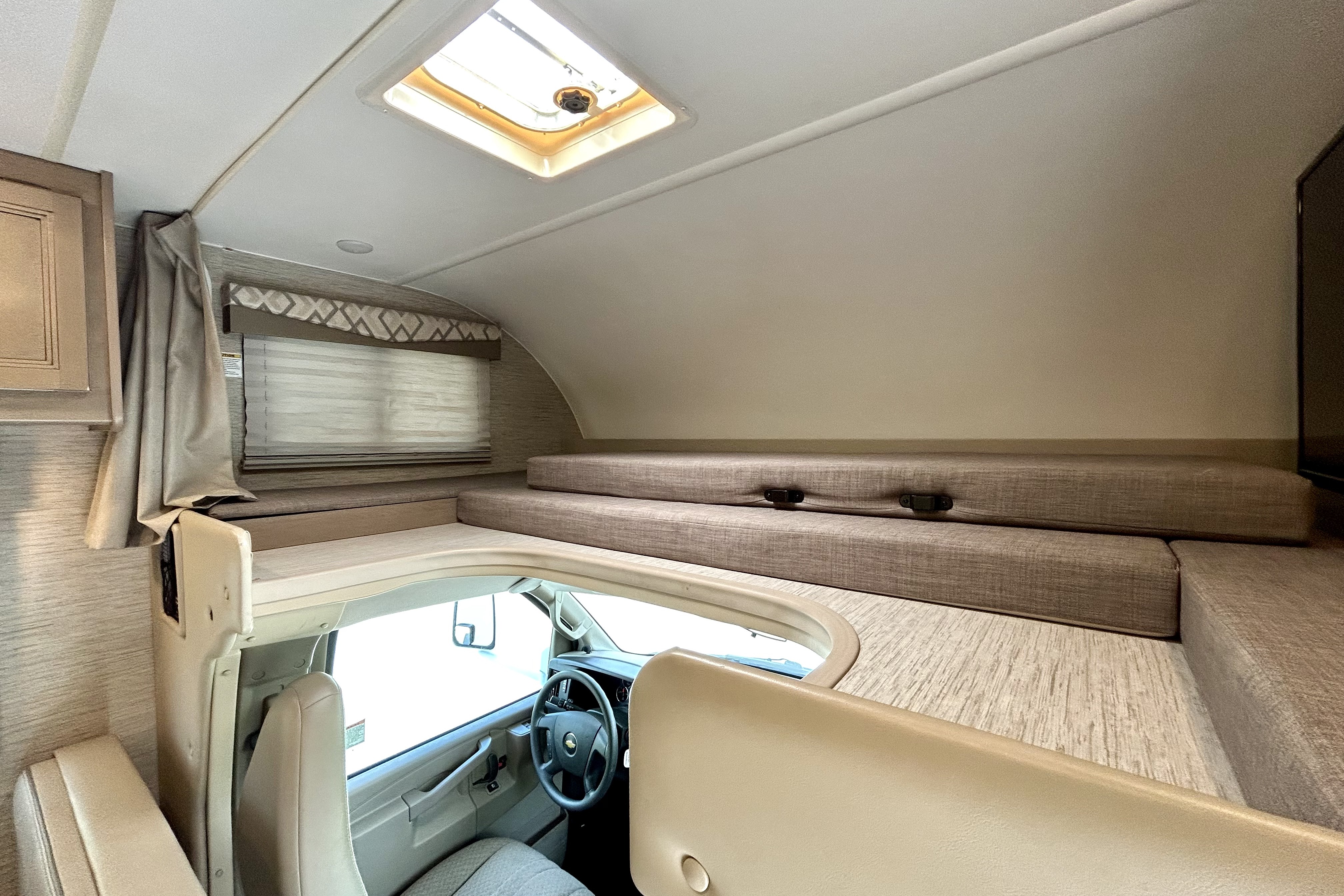 Thor Chateau – Comfortable, Compact, Perfect for Road Trips