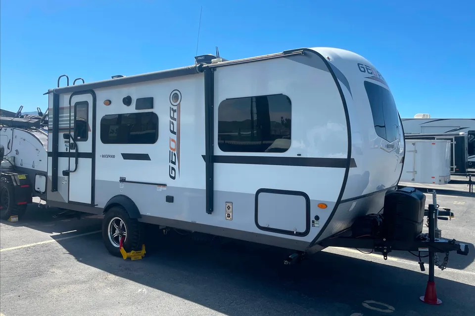 Upgraded Off Grid System - Geo Pro 19FBS Rental!
