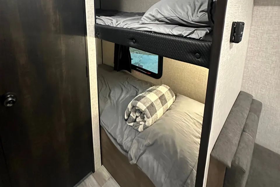 Parks & Beach Jayco 22’ Sleep 5