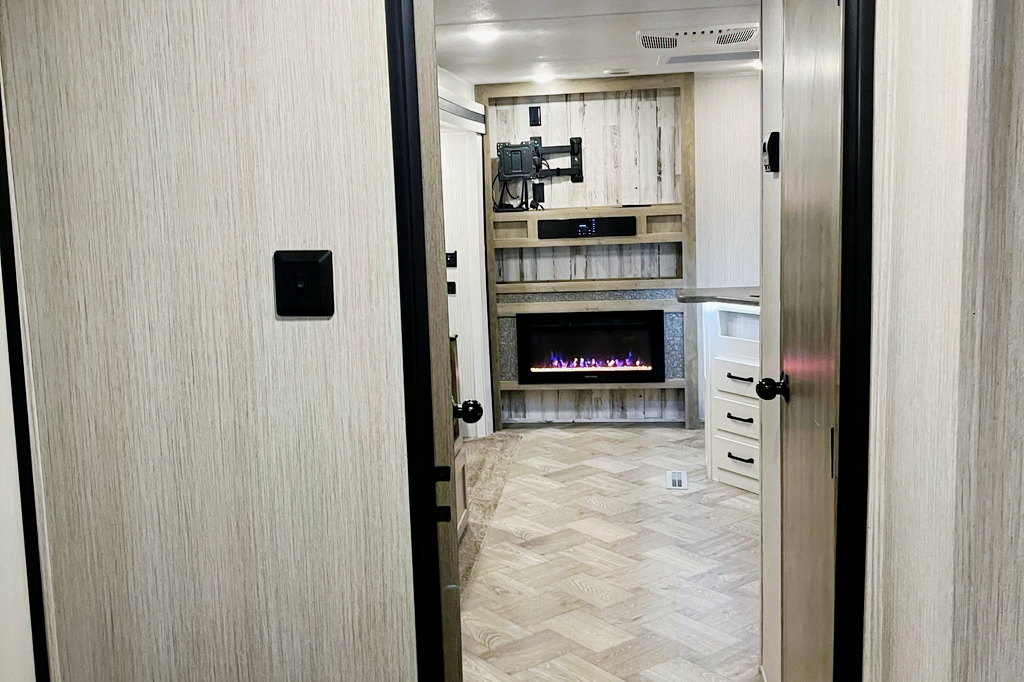 Palomino Puma 32RBFQ-2B Travel Trailer