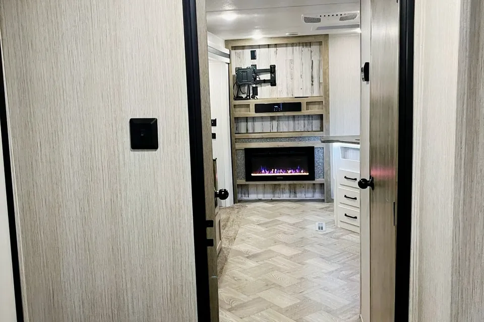 Palomino Puma 32RBFQ-2B Travel Trailer