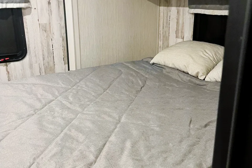 Palomino Puma 32RBFQ-2B Travel Trailer
