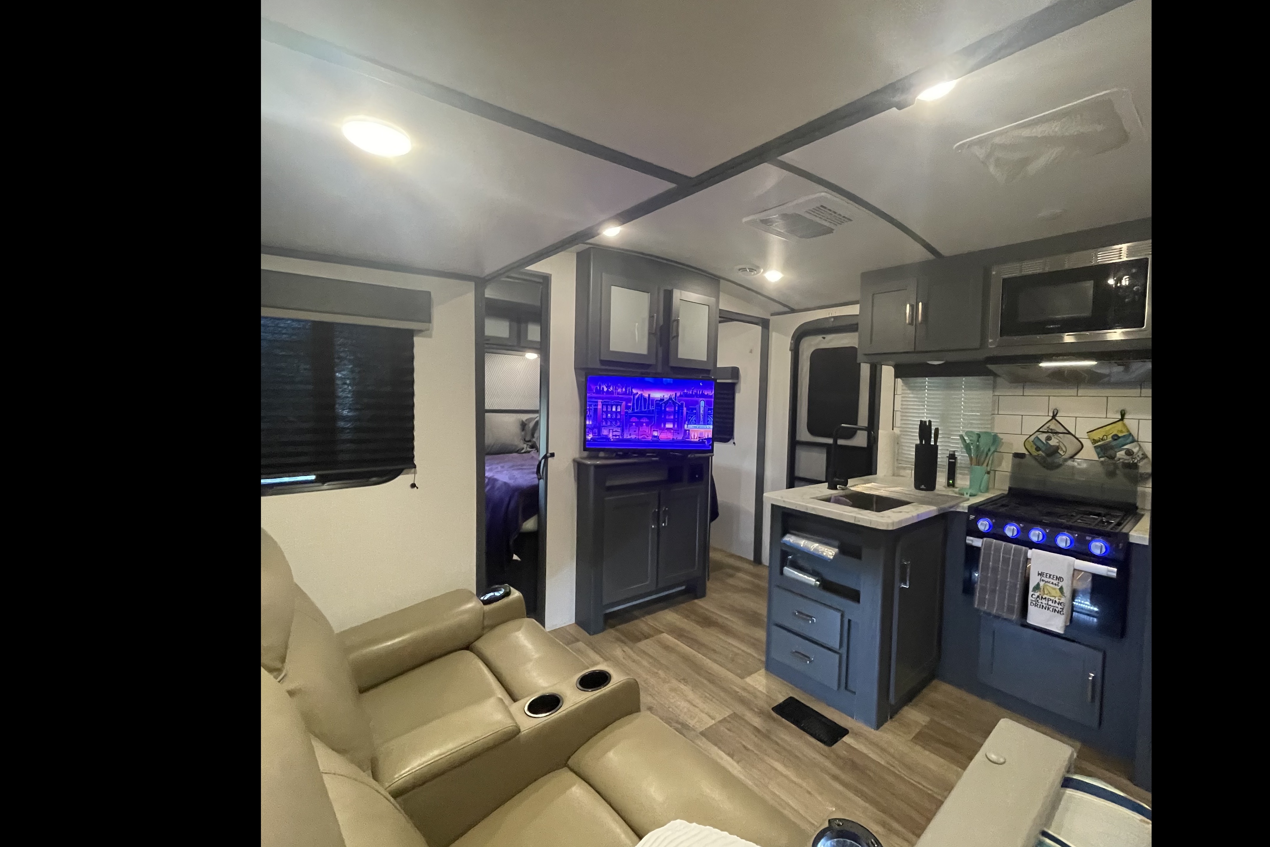 👀Sleeps 8-10! 2 AC’s 🥵Privacy! Has it all! Delivered and Setup!