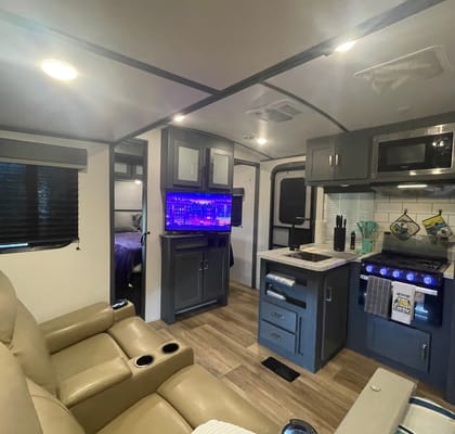 👀Sleeps 8-10! 2 AC’s 🥵Privacy! Has it all! Delivered and Setup!