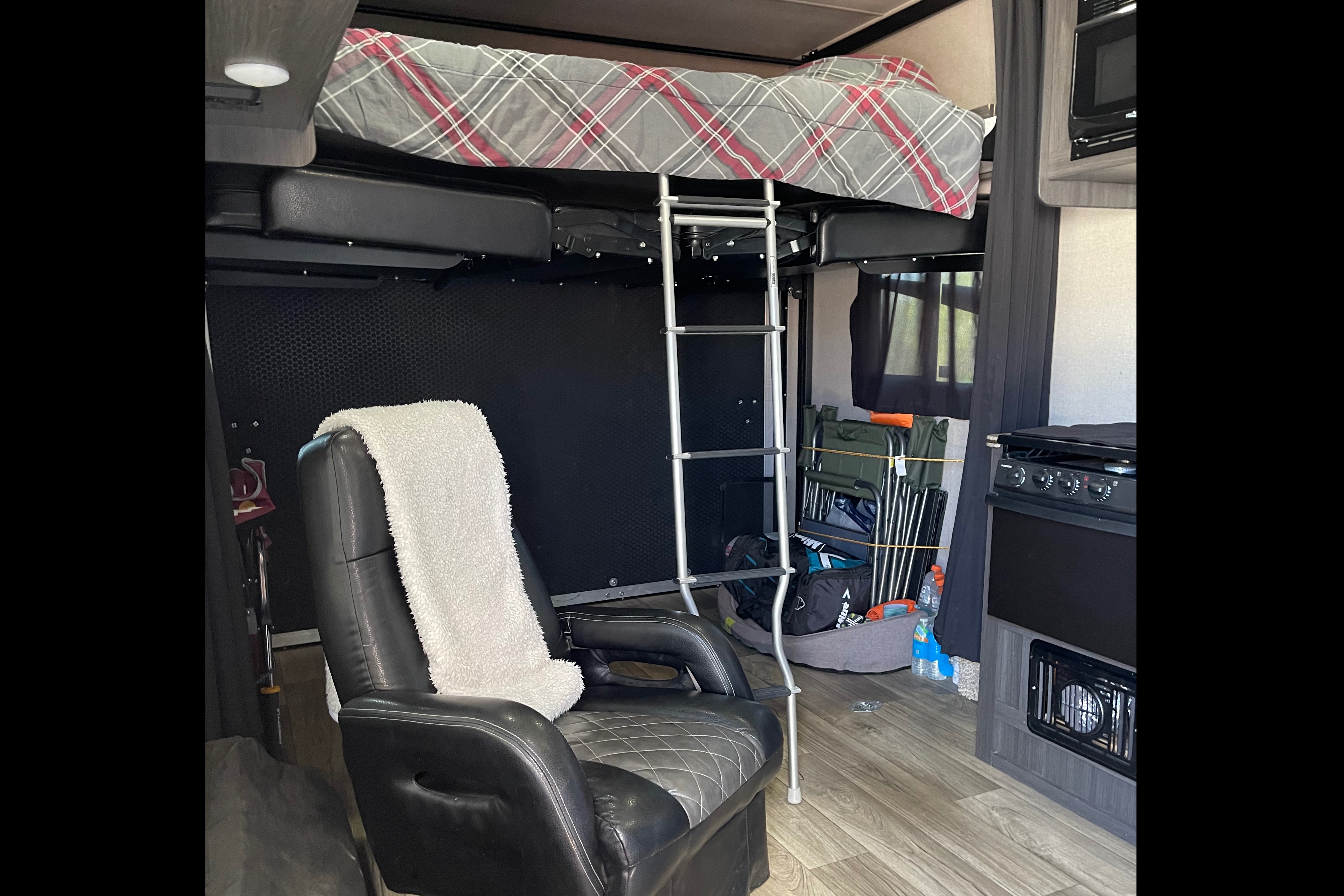 Roxy's Genesis Supreme 23FS Toy Hauler