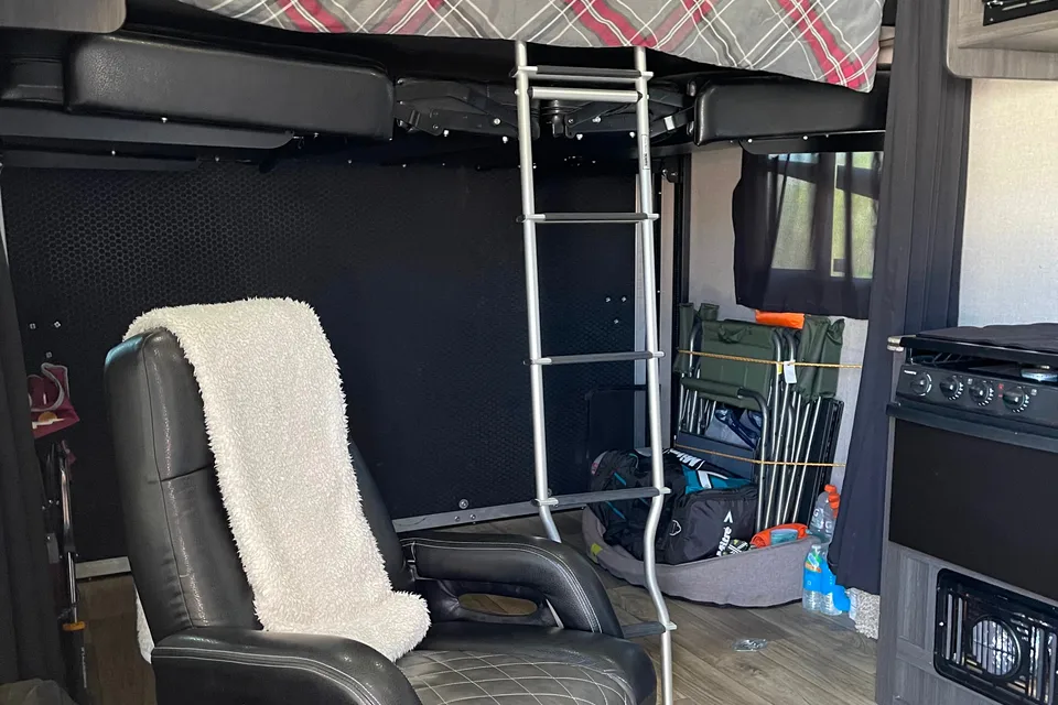 Roxy's Genesis Supreme 23FS Toy Hauler