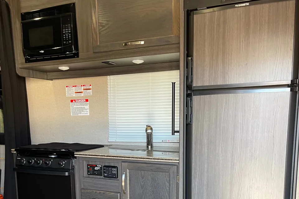 Roxy's Genesis Supreme 23FS Toy Hauler