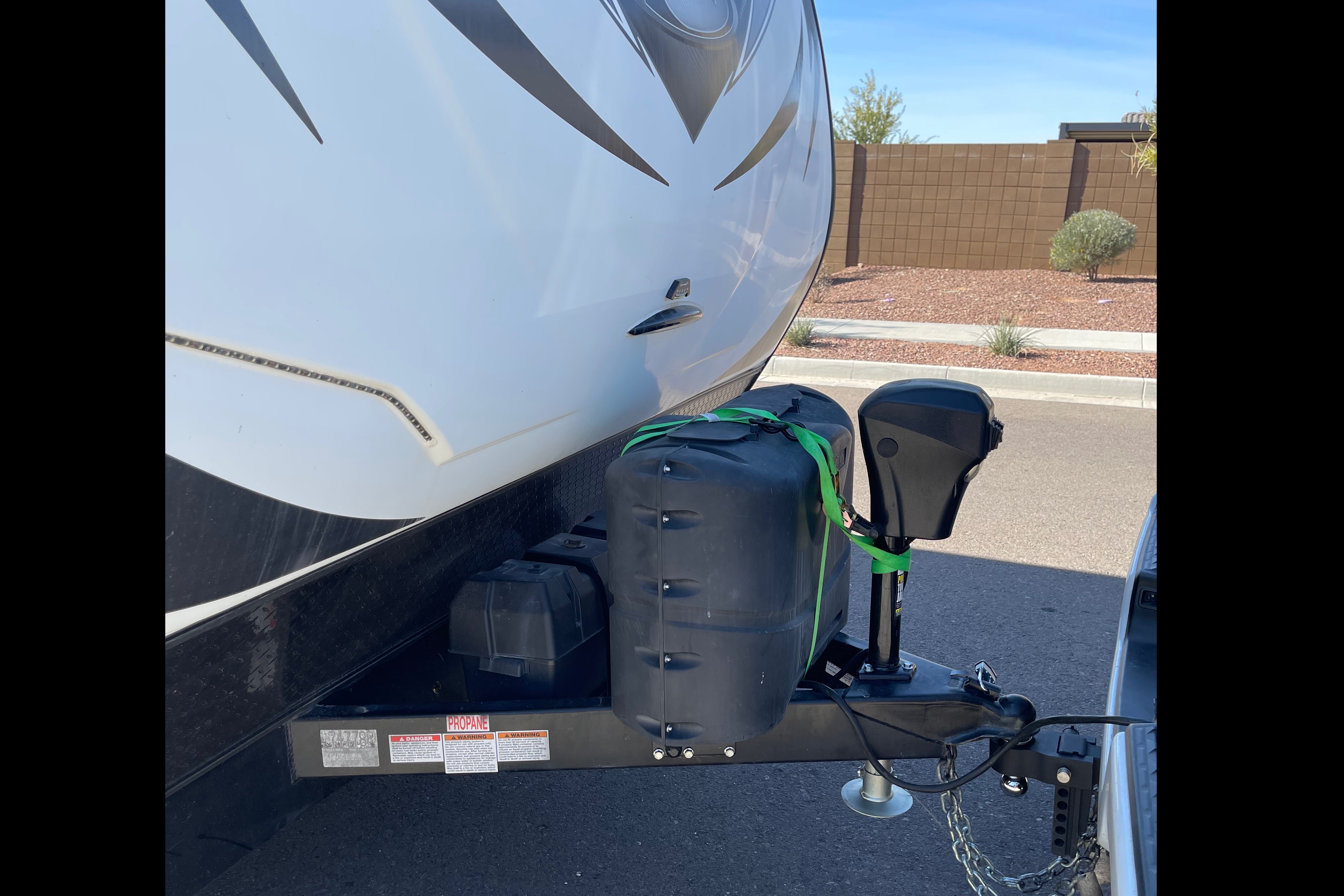 Roxy's Genesis Supreme 23FS Toy Hauler
